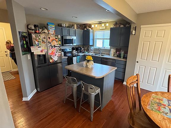 3rd image of 5865 Hayden Dr