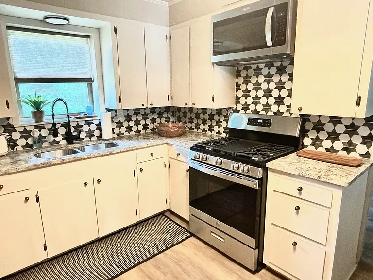 1642 N Kings Hwy — Photo 16