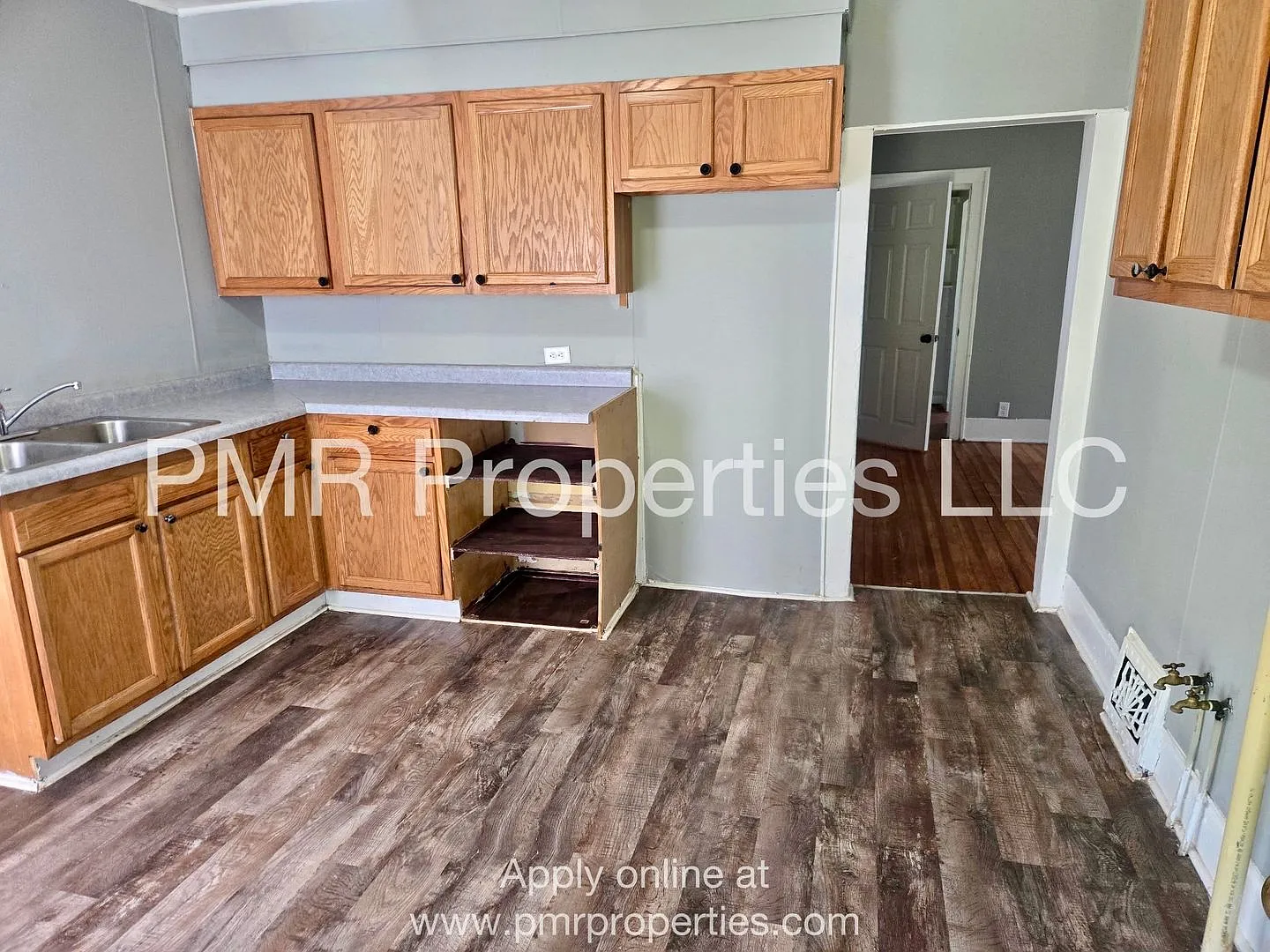 3 Bedrooms / 1 Bathroom House — Photo 2