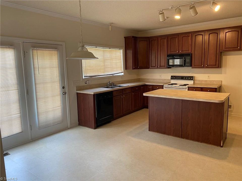 1st image of 4095 Clovelly Dr