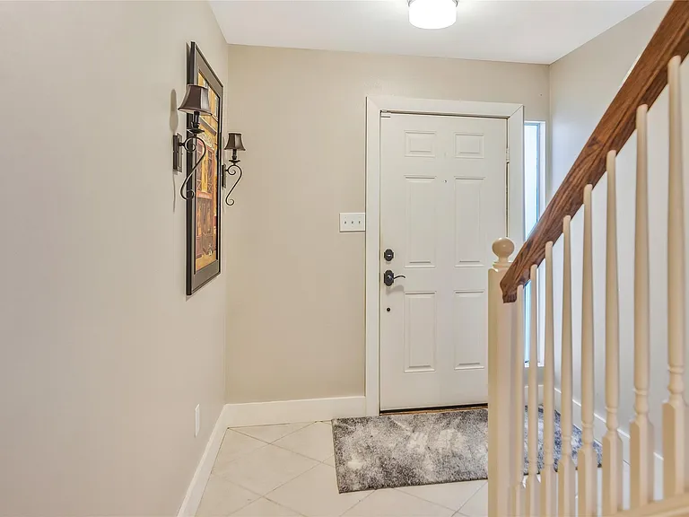 1207 Nagle St — Photo 3