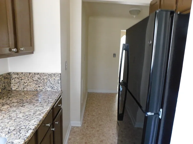 23540 Glenbrook St — Photo 7