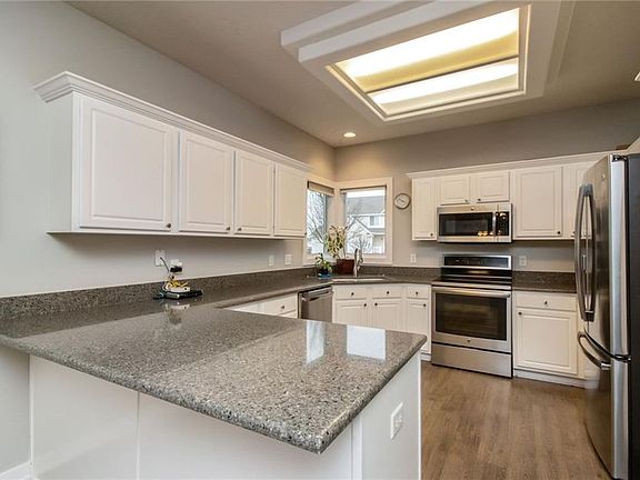 4th image of 2610 NW Parkridge Dr