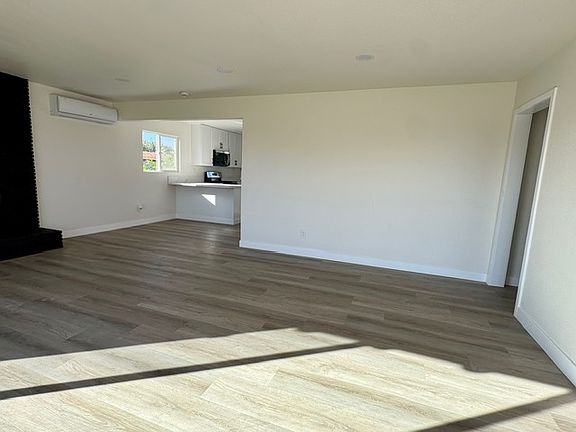 3rd image of 604 N Acacia Ave