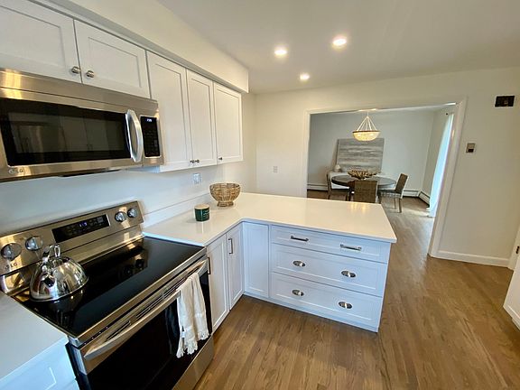 3rd image of 147 Kay St