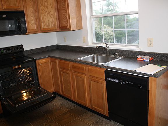 5th image of 735 Winton Ave