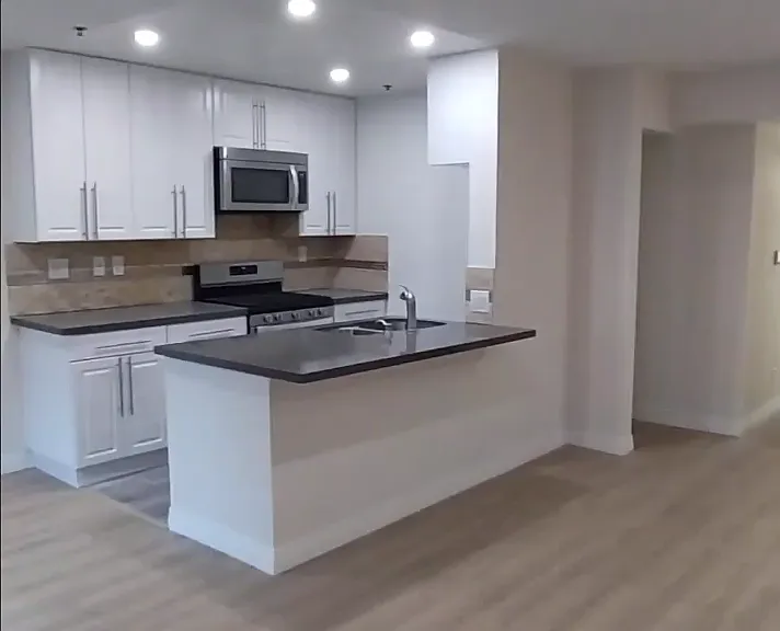 Burton Way Apartments — Photo 21