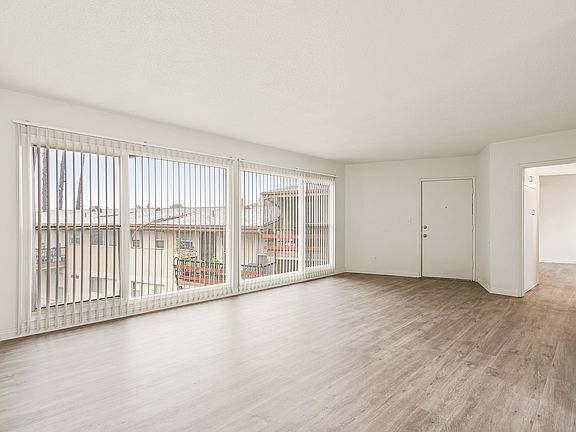 3rd image of 3939 Roxanne Ave APT 32