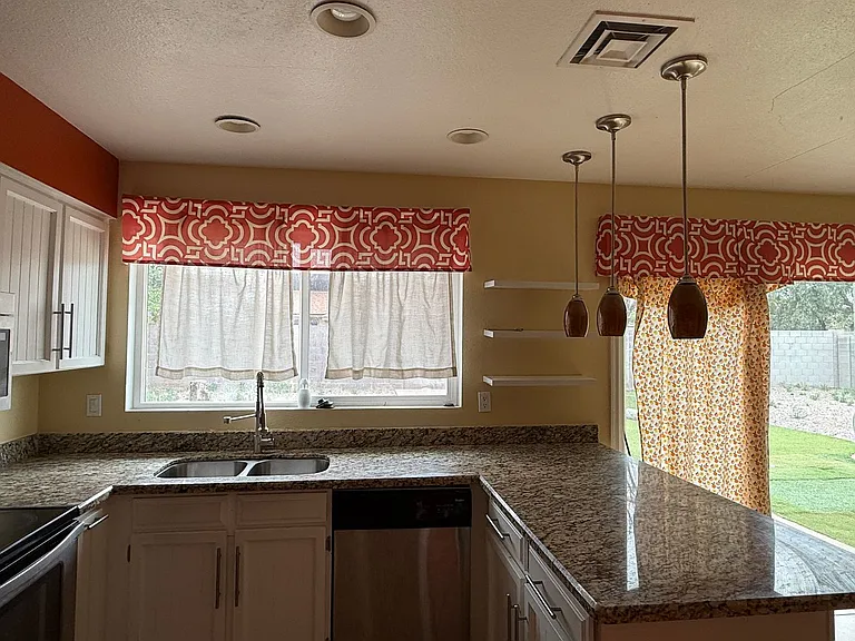 2263 E Hampton Ave — Photo 8
