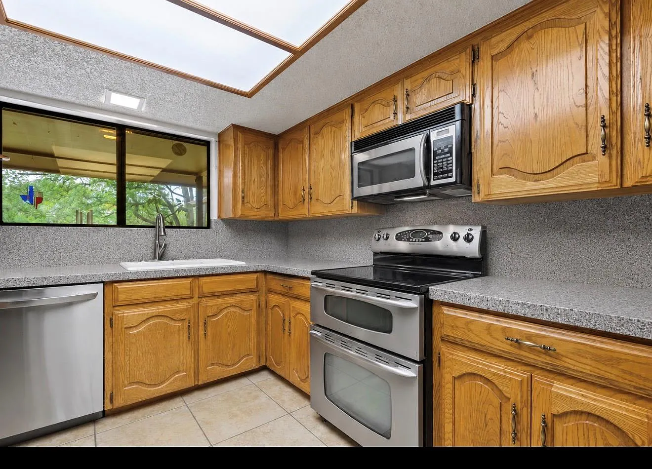 4 bed, 2.0 bath, 2496 sqft, $2,700 — Photo 2