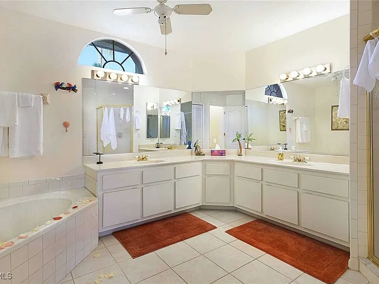105 SW 39th Pl — Photo 11