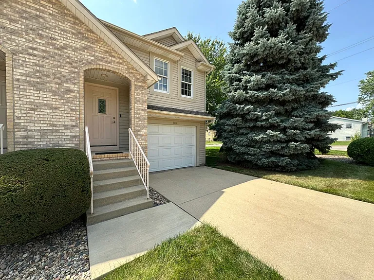 401 Park Creek Ct — Photo 2