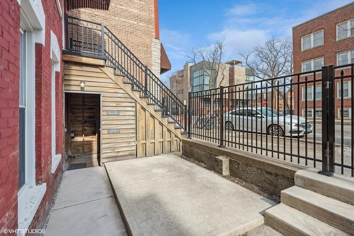 Shared front patio - 2018 N Leavitt St #1F