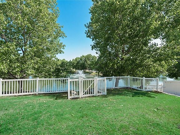 2nd image of 1109 Oakcrest Dr