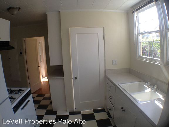 2nd image of 252 Everett Ave APT 1