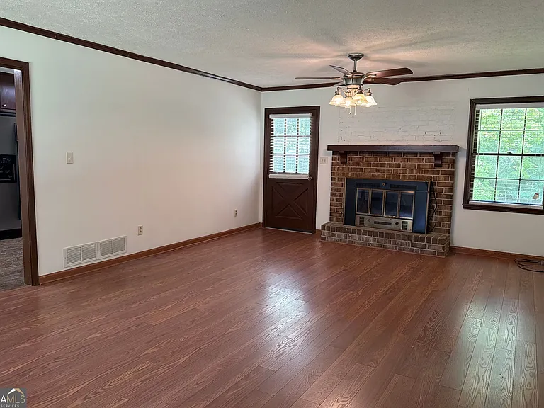 310 Sharon Dr — Photo 2