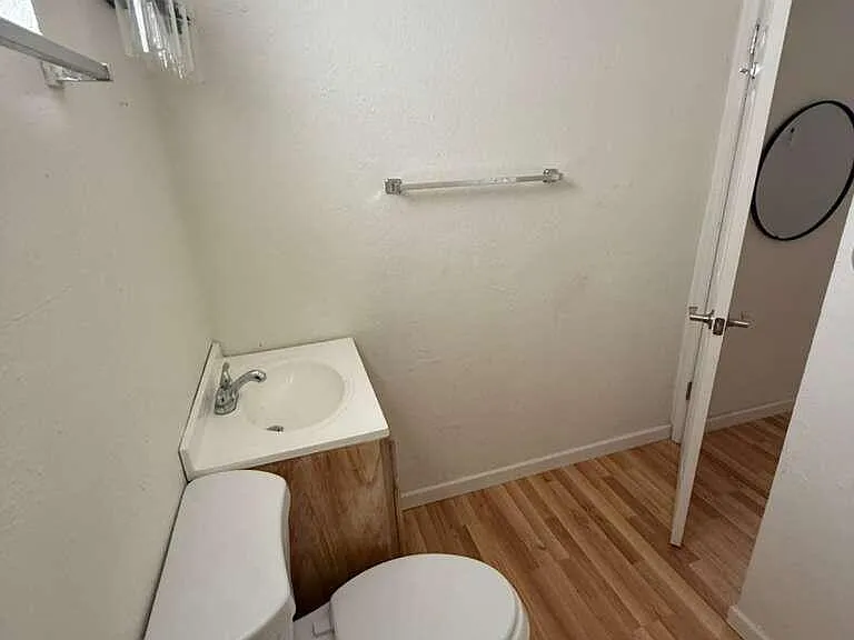 860 E 13th St #4 — Photo 8
