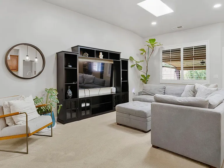 529 E Dry Springs Ln — Photo 2