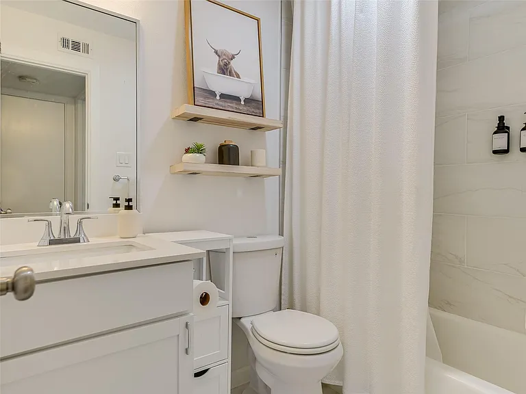 710 W 34th St #207 — Photo 7