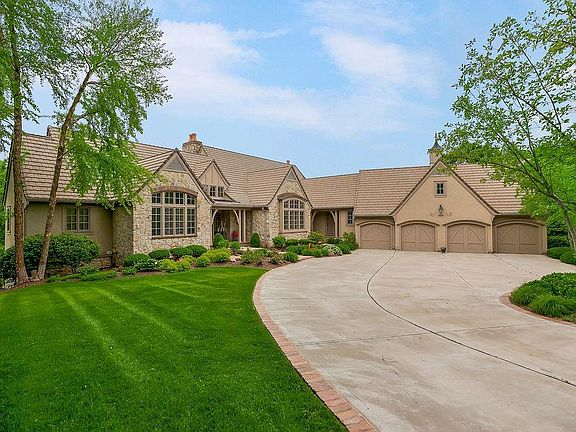 3rd image of 10462 S Oakcrest Ln