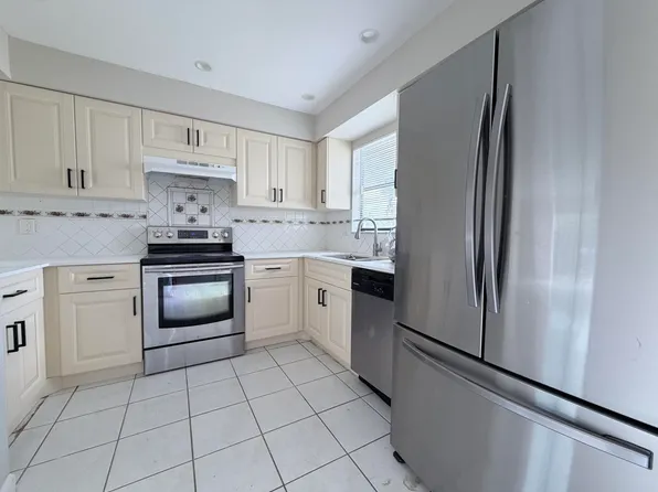 101 Shoreview Dr, Greenacres, FL 33463