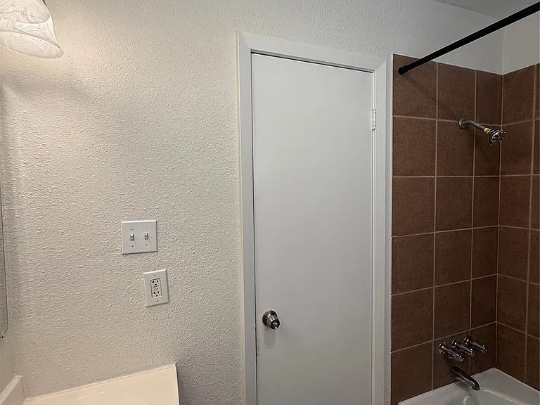 1141 N Durham Dr #17 — Photo 15
