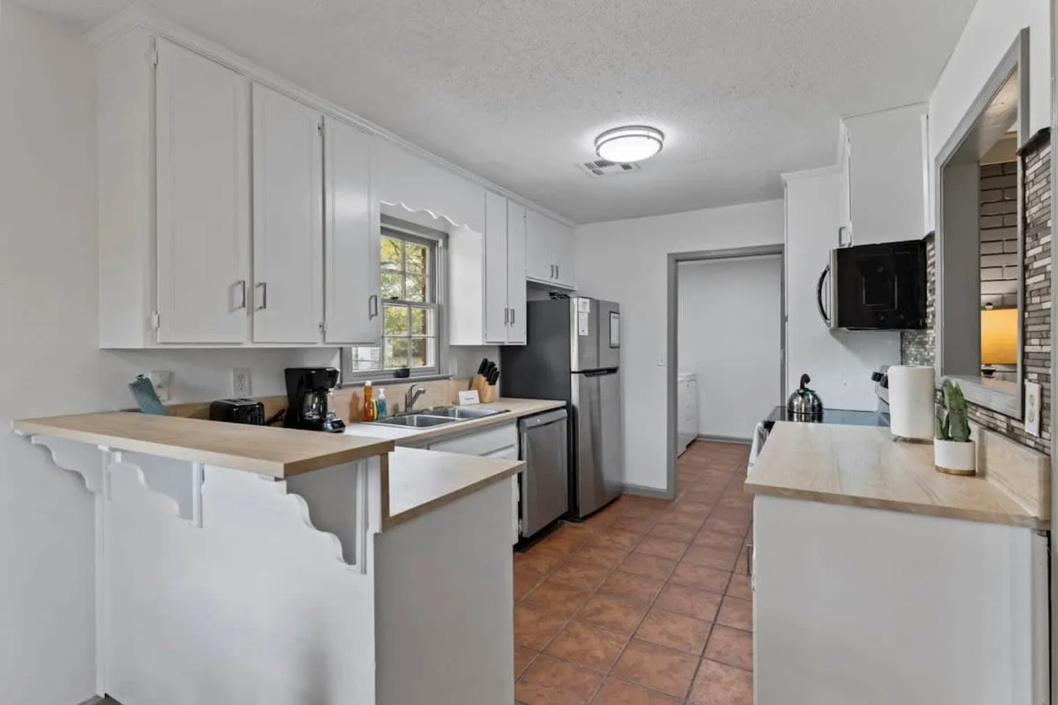 5 bed, 3.0 bath, 2292 sqft, $5,842 — Photo 4