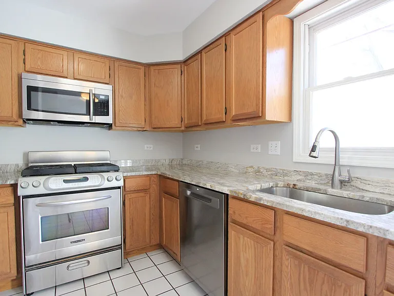 831 College Ave — Photo 3