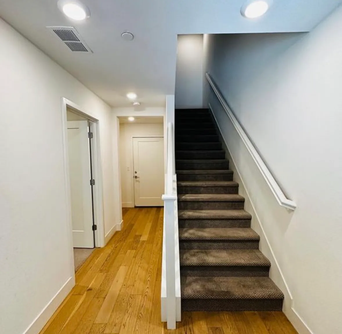 2 bed, 1273 sqft, $4,100 — Photo 3