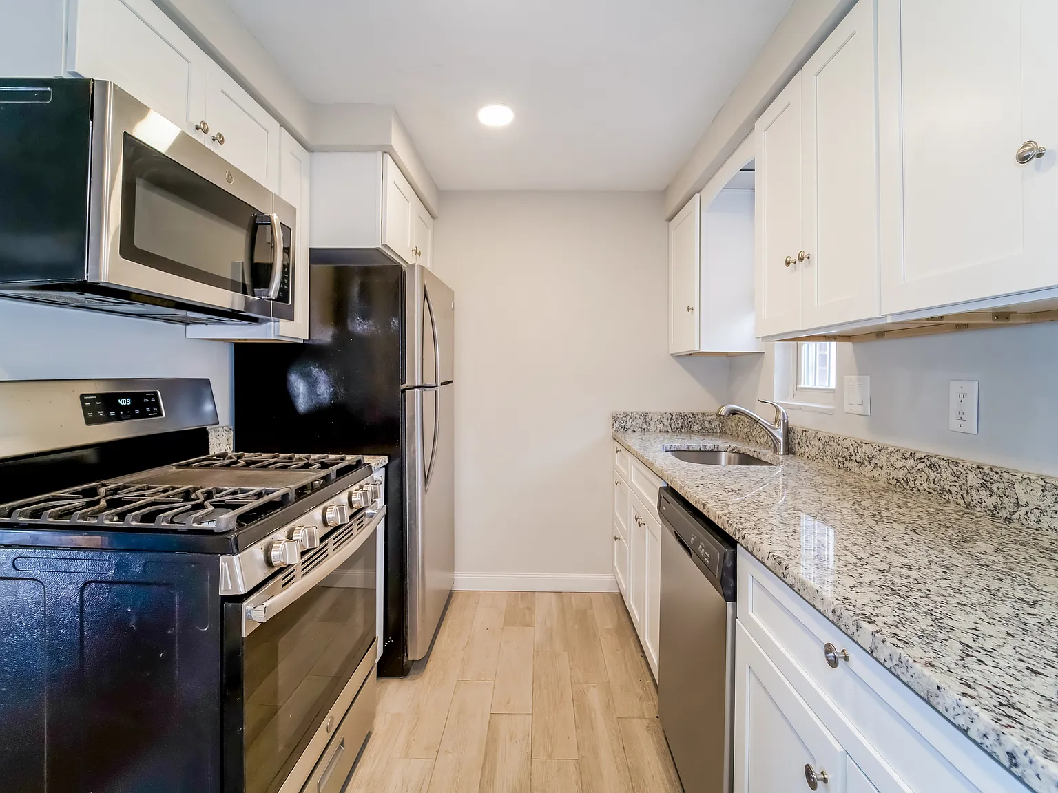 3 bed, 1.5 bath, 1230 sqft, $1,675 — Photo 2