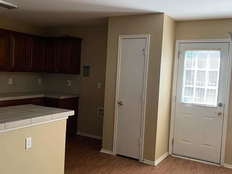 1434 Mission Hills Ln — Photo 8