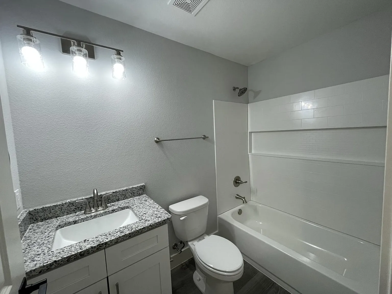 3 bed, 872 sqft, $1,345 — Photo 4