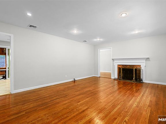 3rd image of 16 Dater Ln