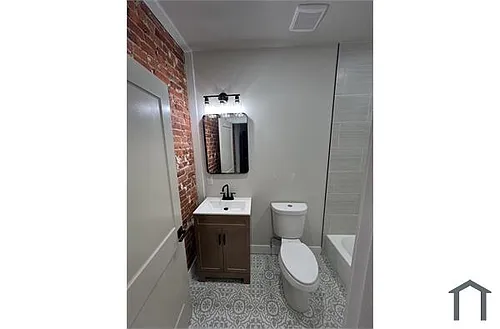 121 W Sharpnack St Photo 1