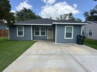 203 Sandra St, Edna, TX 77957