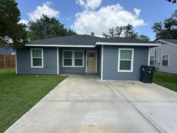 203 Sandra St, Edna, TX 77957