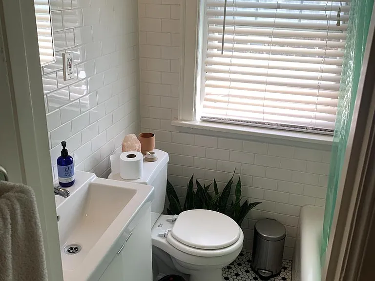 137 E Chestnut St #8 — Photo 5