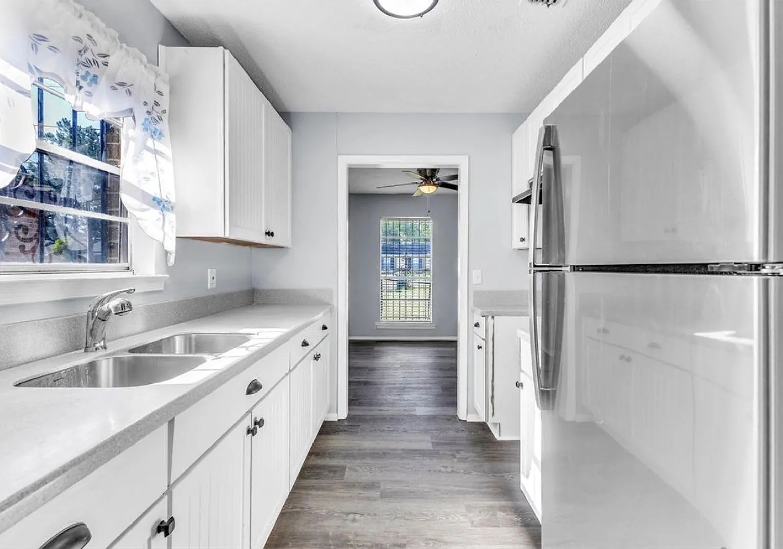 701 Southlawn Dr — Photo 3