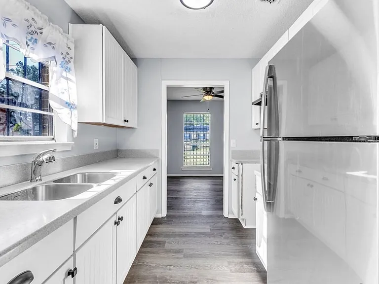 701 Southlawn Dr — Photo 3