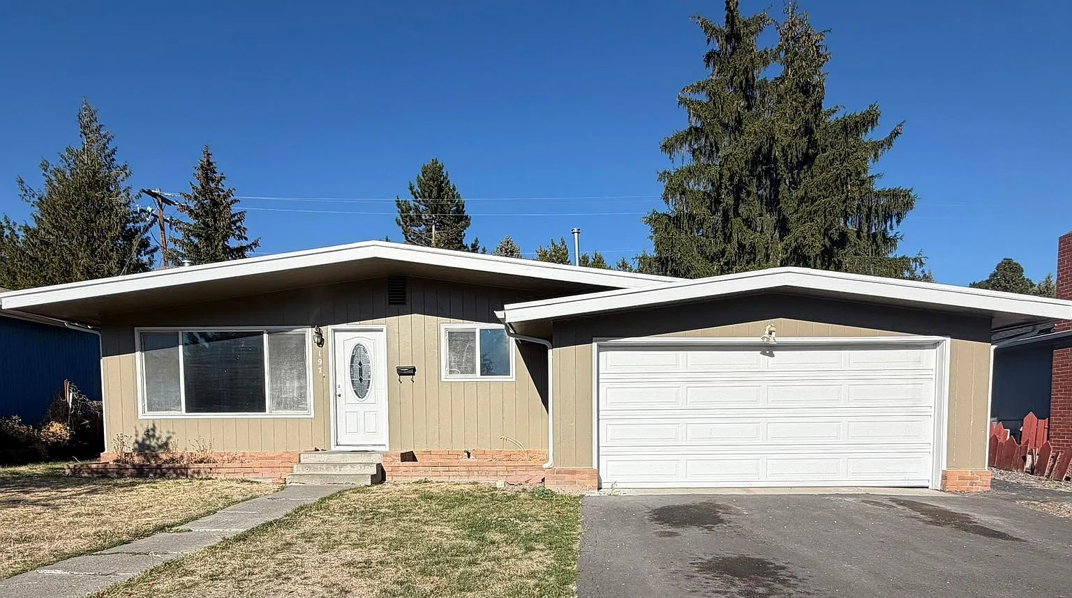 Newly Renovated 3 Bedroom, 2 Bathroom Home - Located near Sky Lakes and Oregon Tech! — Photo 1