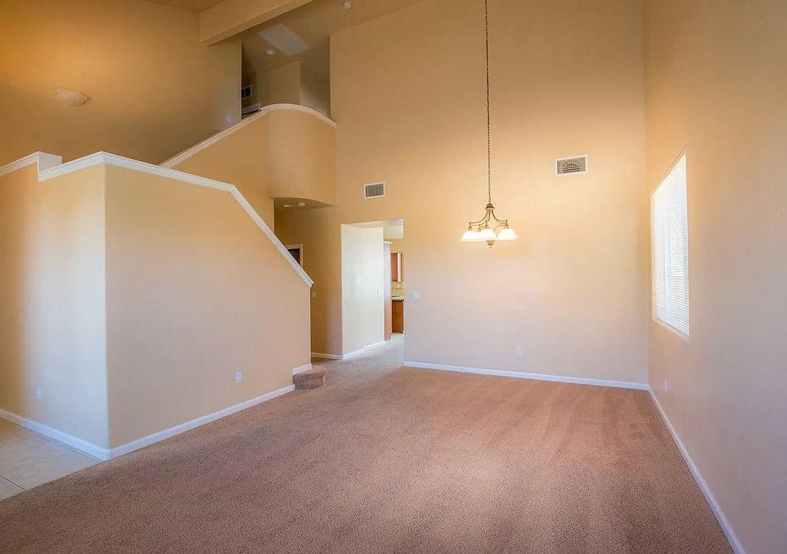 Beautiful 4 bed / 2.5 bath — Photo 3