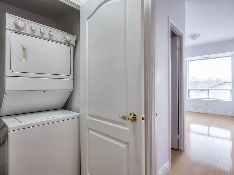 77 McMurrich St #307-U307 — Photo 13
