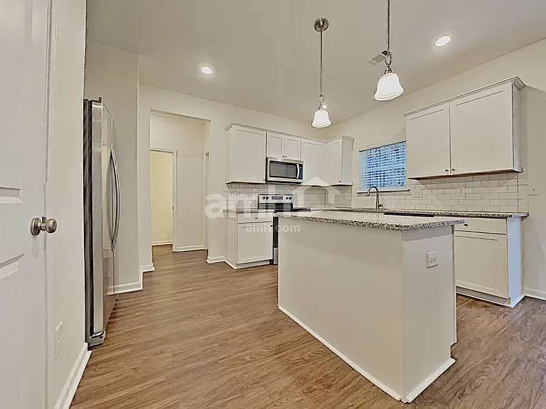 55 Landsdown Xing — Photo 3