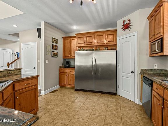 4th image of 32 Angelica Dr