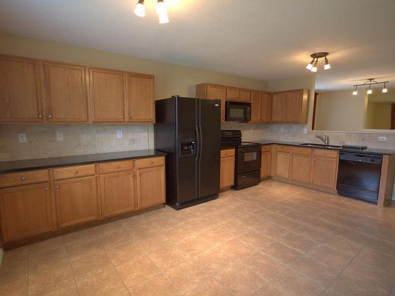 Large kitchen, granite countertop