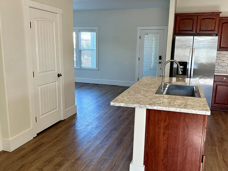 718 W Iowa St — Photo 10