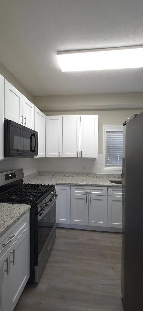4 bed, 2.5 bath, 2265 sqft, $2,500 — Photo 2