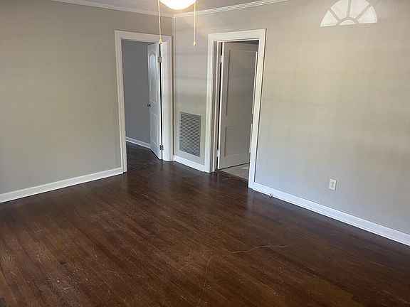 5th image of 505 S Iroquois Ave
