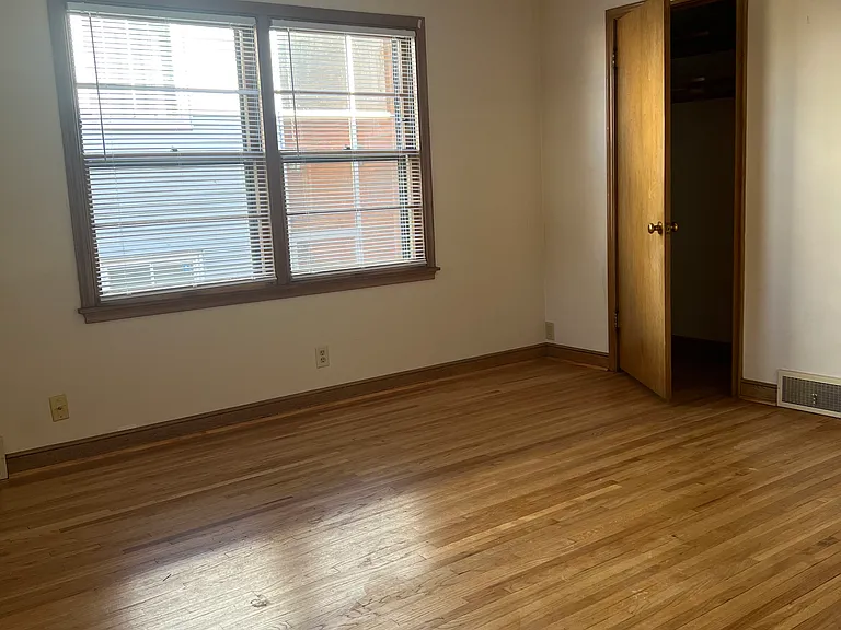 390 Pierce St N #4 — Photo 1
