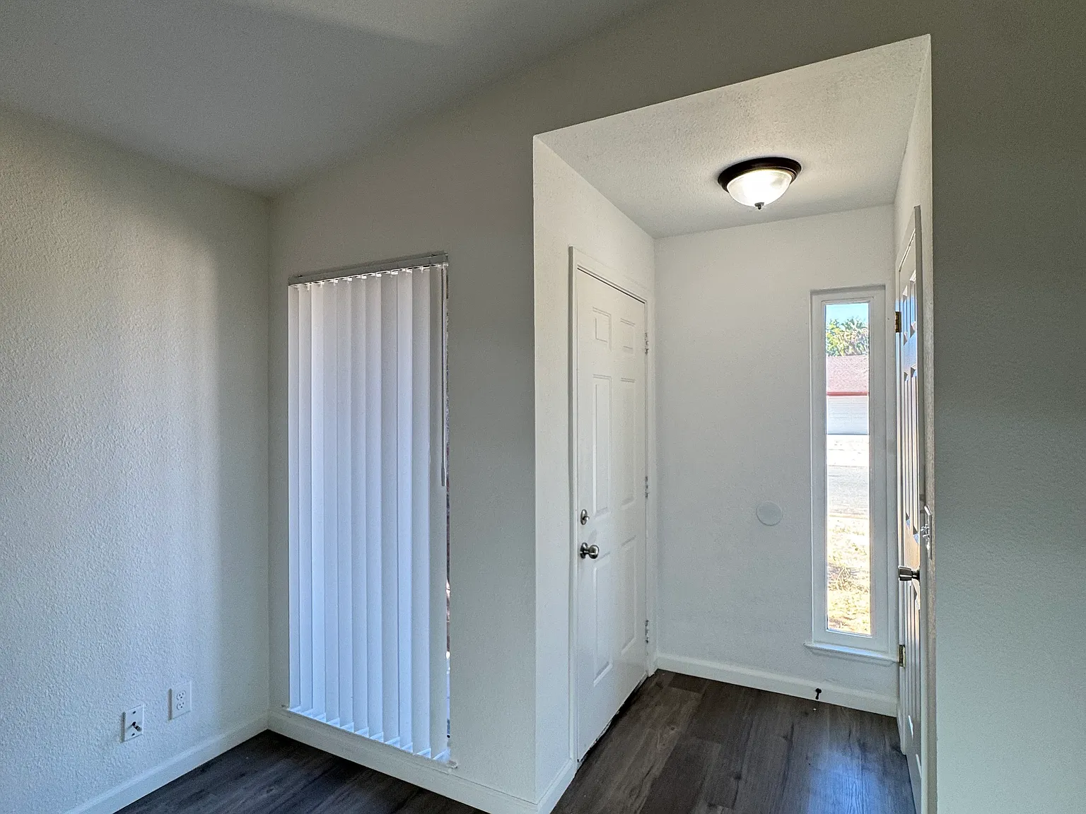 7604 Loucreta Dr — Photo 2